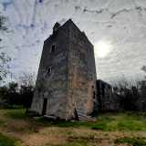 Torniamo ora a esplorare il territorio agricolo. Percorriamo via Vecchia Corato e a sette chilometri da Bisceglie troviamo ci� che resta dello storico Casale di Sagina, distrutto nel XIII secolo. Qui � ancora in piedi l�imponente Torre di Tecla, di tre piani e 20 metri con un arco-campanile in cima